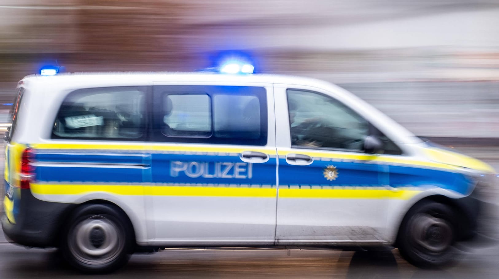 Ein Streifenwagen der Berliner Polizei mit Blaulicht (Symbolbild): In Marienfelde ist es zu einer Auseinandersetzung gekommen, nach der mehrere Jugendliche mit Waffen angegriffen worden sind.