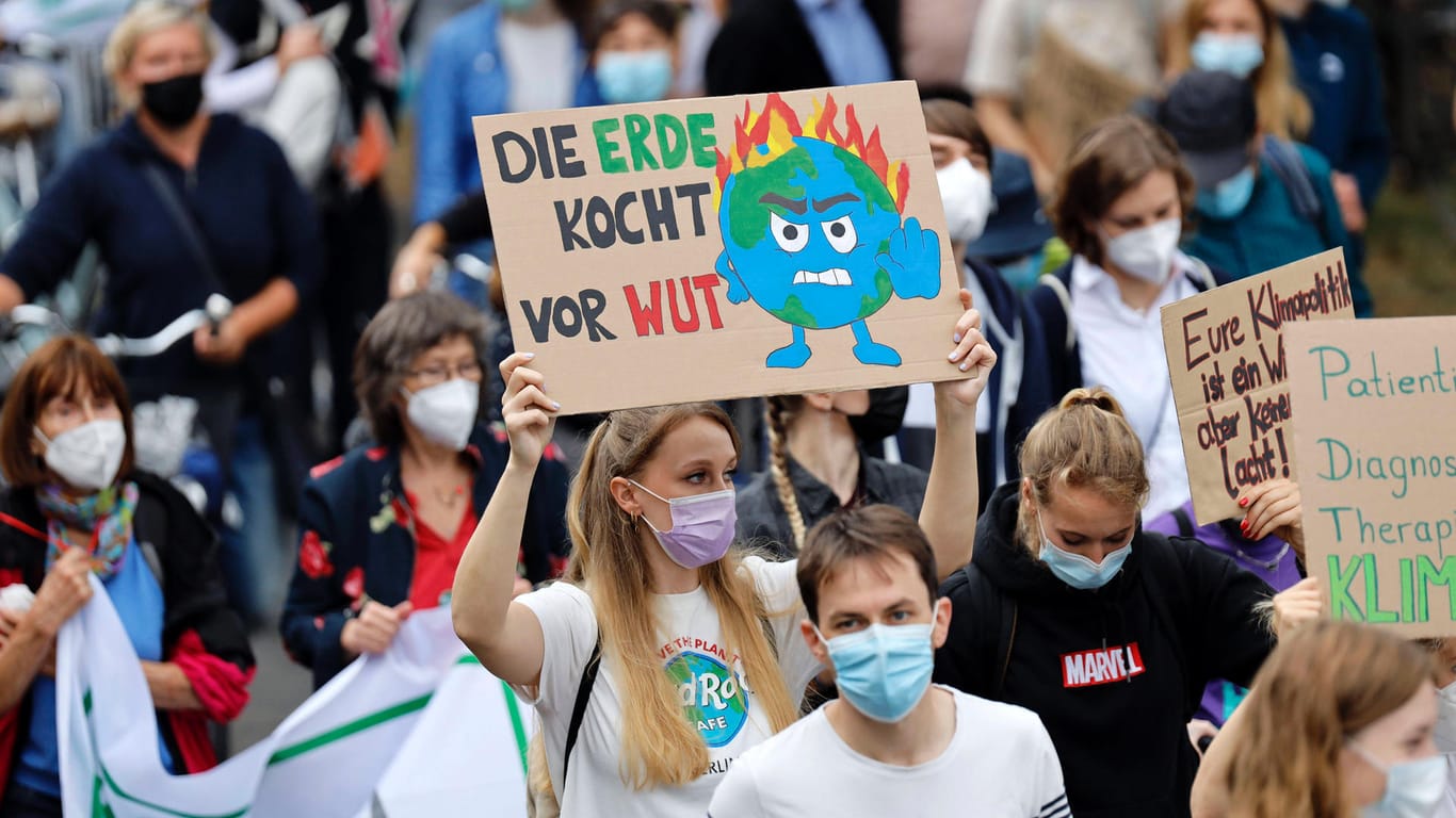 Demonstrierende beim Klimastreik in Köln: Die junge Bewegung ist nach Ansicht von Karl Schneider vom geologischen Institut der Uni Köln wichtig für den nötigen gesellschaftlichen Wandel.