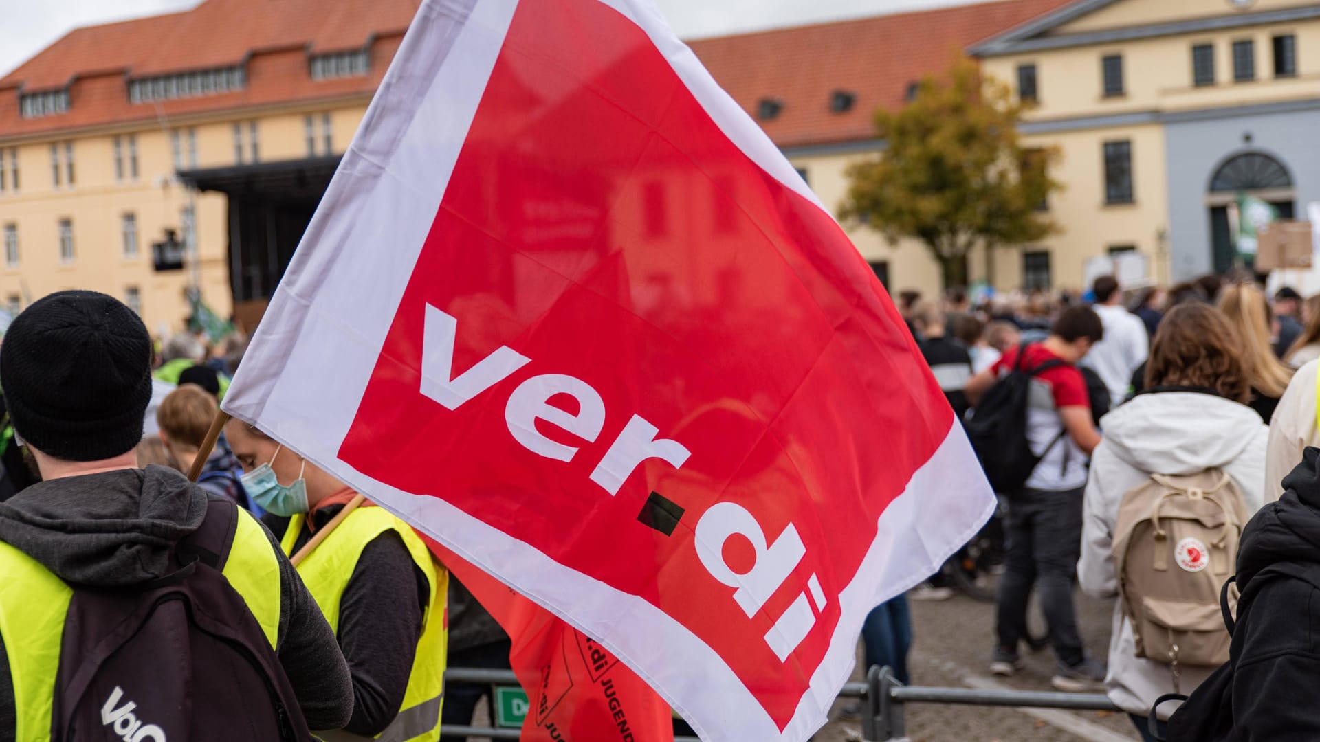 Fahne der Gewerkschaft Verdi: Ihr Boss forderte angesichts steigender Preise höhere Löhne.