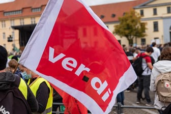 Fahne der Gewerkschaft Verdi: Ihr Boss forderte angesichts steigender Preise höhere Löhne.