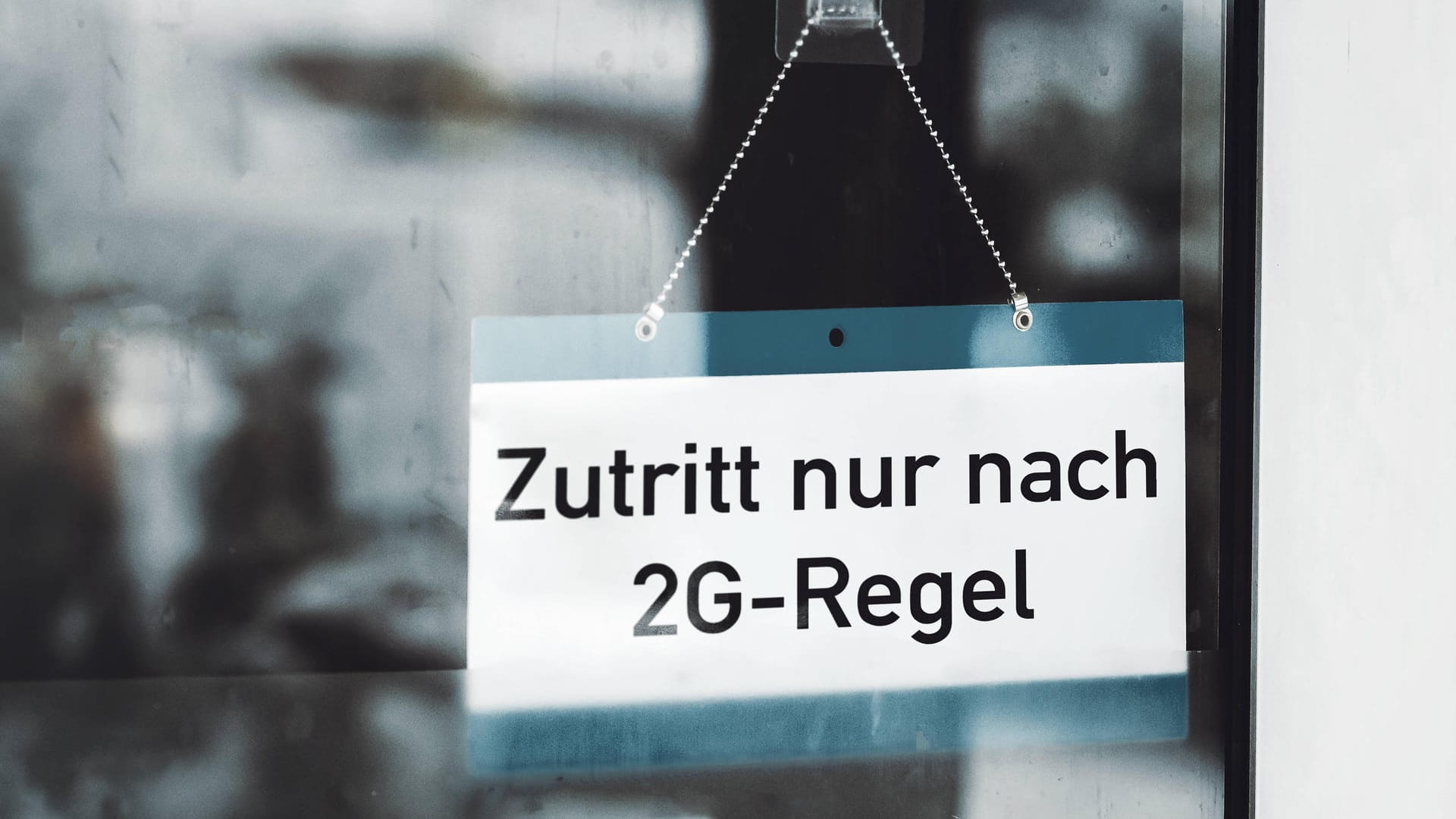 Ein Schild an einer Tür weist auf die 2G-Regelung hin (Symbolbild): In Stuttgart und Bundesland können sich Genesene und Geimpfte auf weniger Maske freuen.