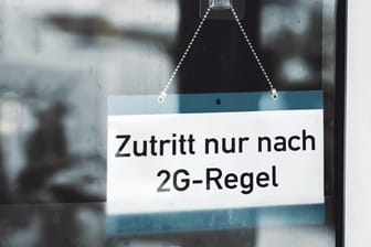 Ein Schild an einer Tür weist auf die 2G-Regelung hin (Symbolbild): In Stuttgart und Bundesland können sich Genesene und Geimpfte auf weniger Maske freuen.