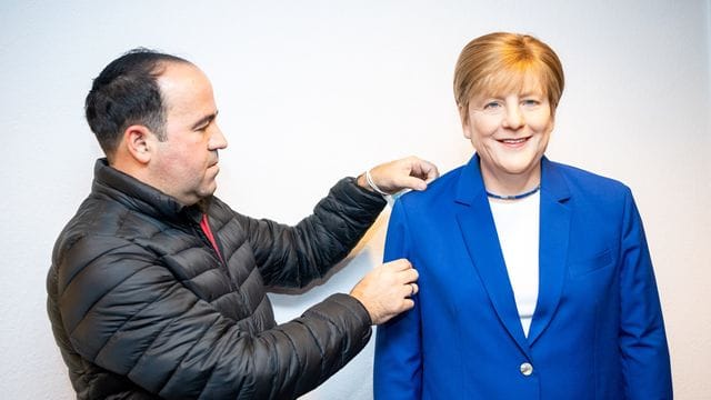 Merkel-Wachsfigur zieht in Bremer CDU-Zentrale ein Merkel-Wachsfigur zieht in Bremer CDU-Zentrale ein