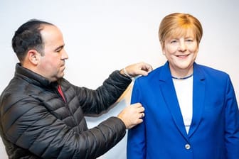 Merkel-Wachsfigur zieht in Bremer CDU-Zentrale ein