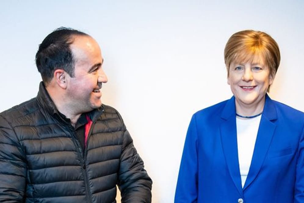 Der Merkel-Fan Alexis Vaiou neben der lebensgroßen Wachsfigur der Noch-Kanzlerin.