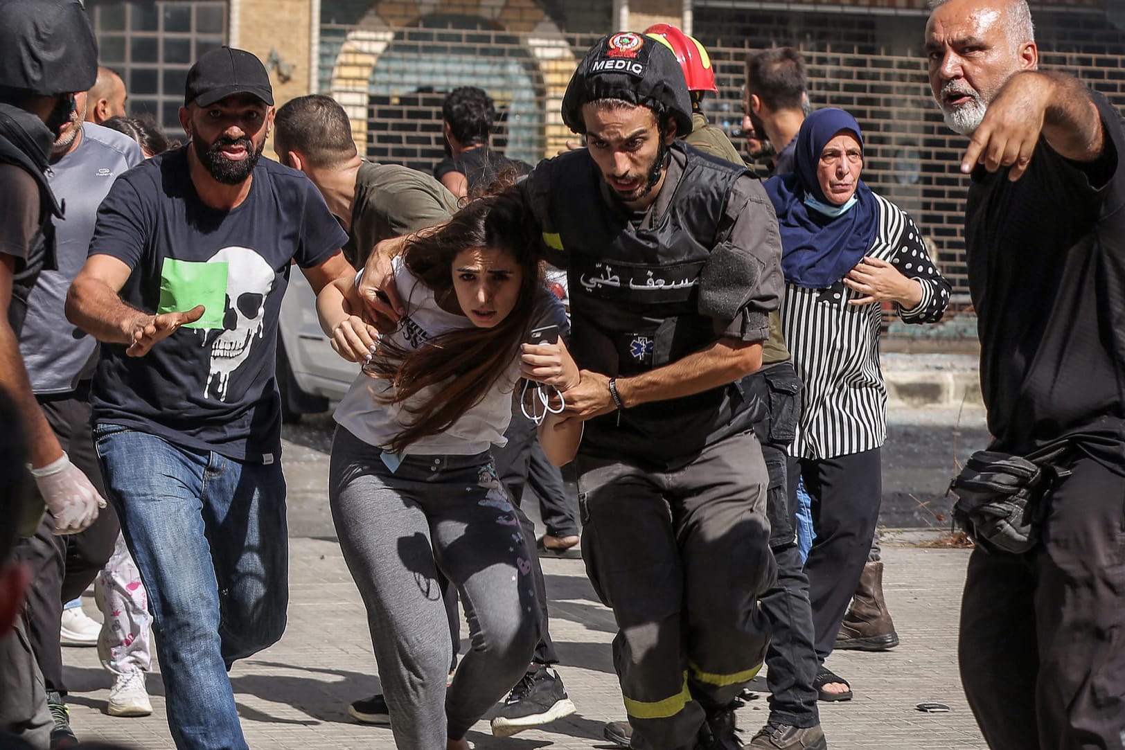 Sanitäter und Zivilisten bringen sich in Beirut in Sicherheit: Dort sind Proteste gegen die Justiz in Gewalt umgeschlagen.