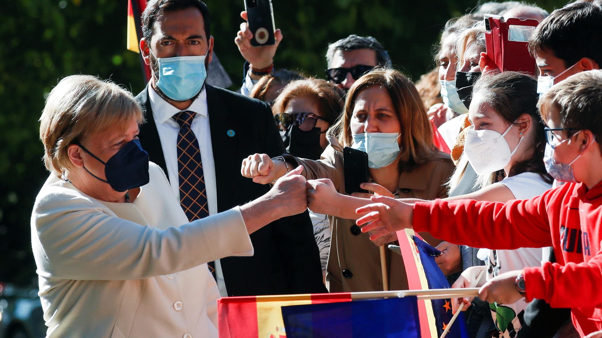 Freundschaftsfaust mit der Kanzlerin: Spanische Schulkinder jubeln Merkel auf dem Weg zur Zeremonie zu.