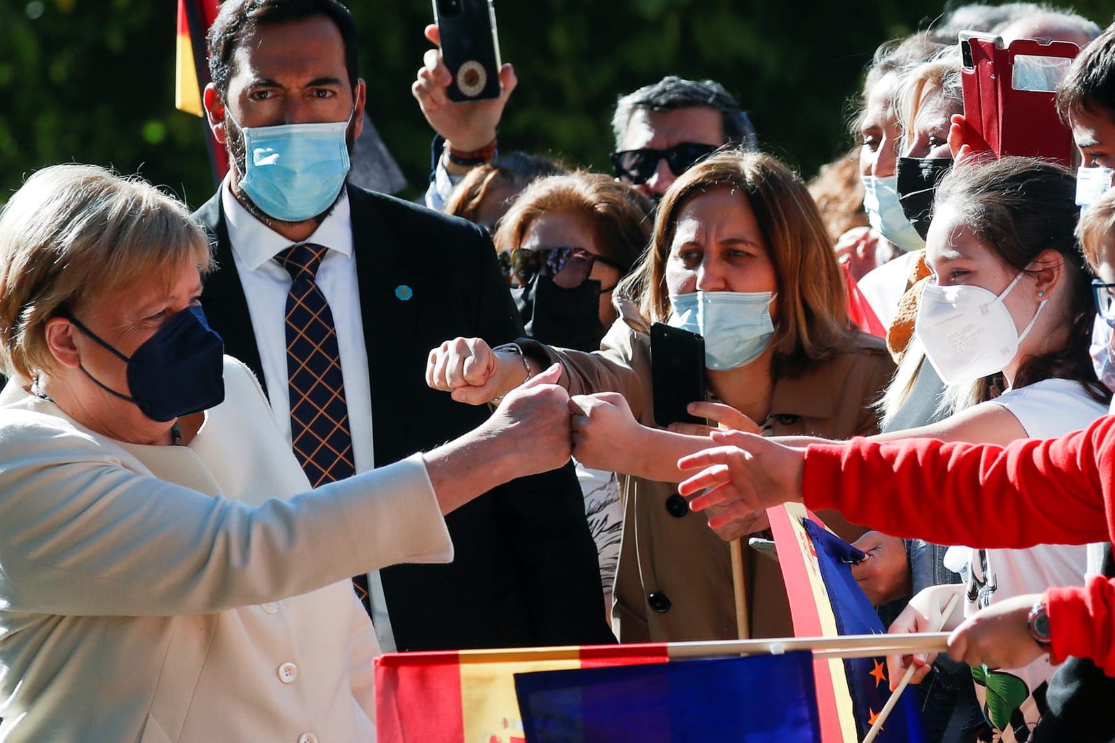 Freundschaftsfaust mit der Kanzlerin: Spanische Schulkinder jubeln Merkel auf dem Weg zur Zeremonie zu.