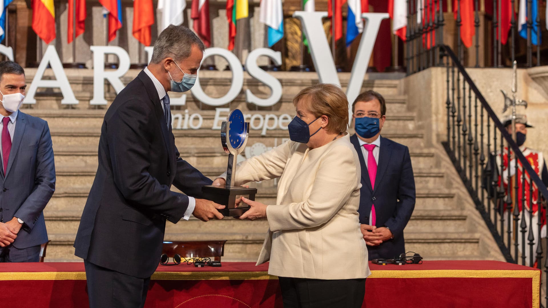 Merkel und Felipe VI., König von Spanien: Die Preisverleihung fand in einem Kloster statt.