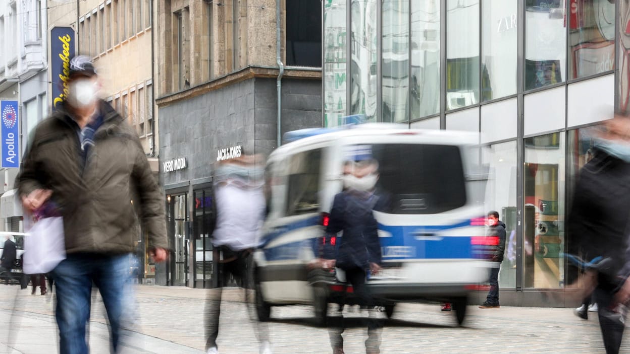 Ein Polizeiwagen auf Streife in der Dortmunder Innenstadt (Symbolbild): Hier hat ein 16-Jähriger richtig Pech gehabt – zum Glück der Polizei. Ein Polizeiwagen auf Streife in der Dortmunder Innenstadt (Symbolbild): Hier hat ein 16-Jähriger richtig Pech gehabt – zum Glück der Polizei.