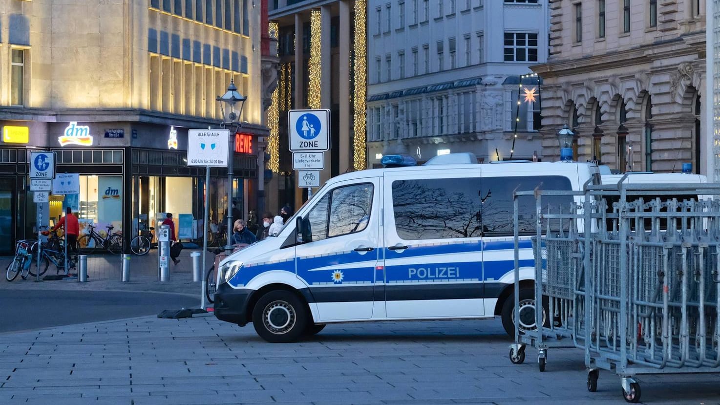Polizeiautos am Eingang zur Fußgängerzone zur Petersstraße in Leipzig (Symbolbild): Ein zunächst Unbekannter soll für mehrere Sprengfallen in der Innenstadt verantwortlich sein. Polizeiautos am Eingang zur Fußgängerzone zur Petersstraße in Leipzig (Symbolbild): Ein zunächst Unbekannter soll für mehrere Sprengfallen in der Innenstadt verantwortlich sein.