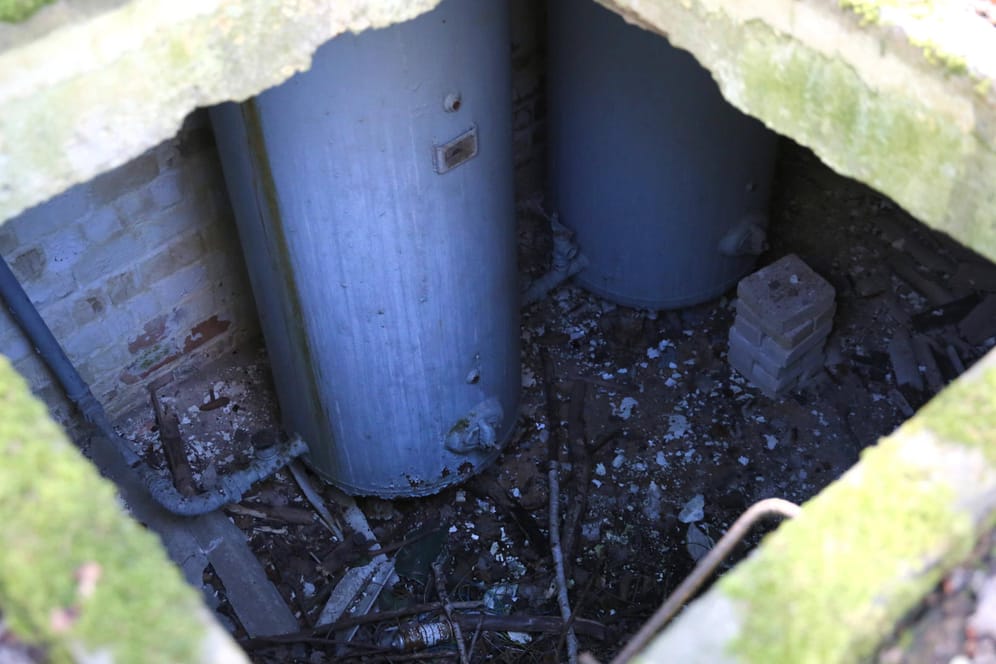 Blick in einen Bunkerschacht in Mecklenburg-Vorpommern: Das Opfer überlebte trotz starker Unterkühlungen und blutiger Wunden am ganzen Körper. (Symbolfoto)