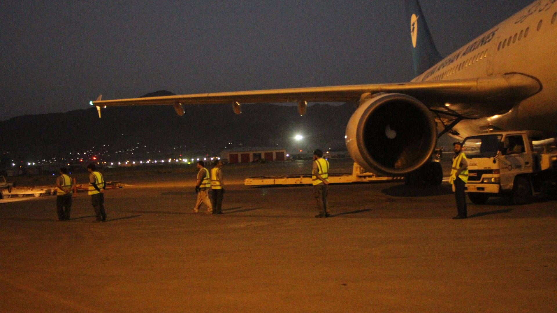 Flugzeug am Flughafen Kabul: Die in Leipzig erwartete Maschine soll im pakistanischen Islamabad starten. Flugzeug am Flughafen Kabul: Die in Leipzig erwartete Maschine soll im pakistanischen Islamabad starten.