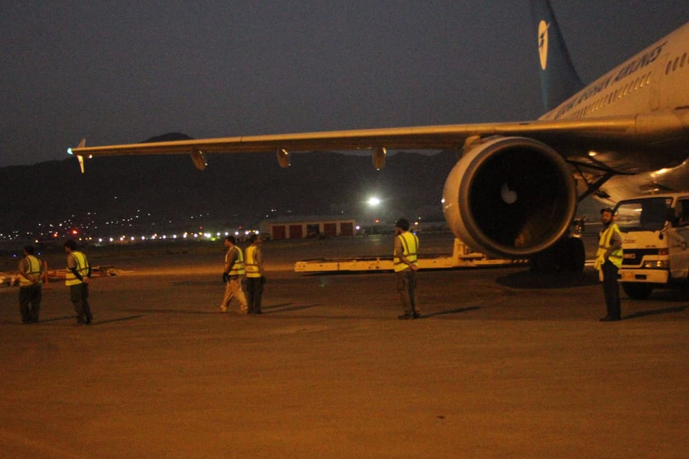 Flugzeug am Flughafen Kabul: Die in Leipzig erwartete Maschine soll im pakistanischen Islamabad starten.