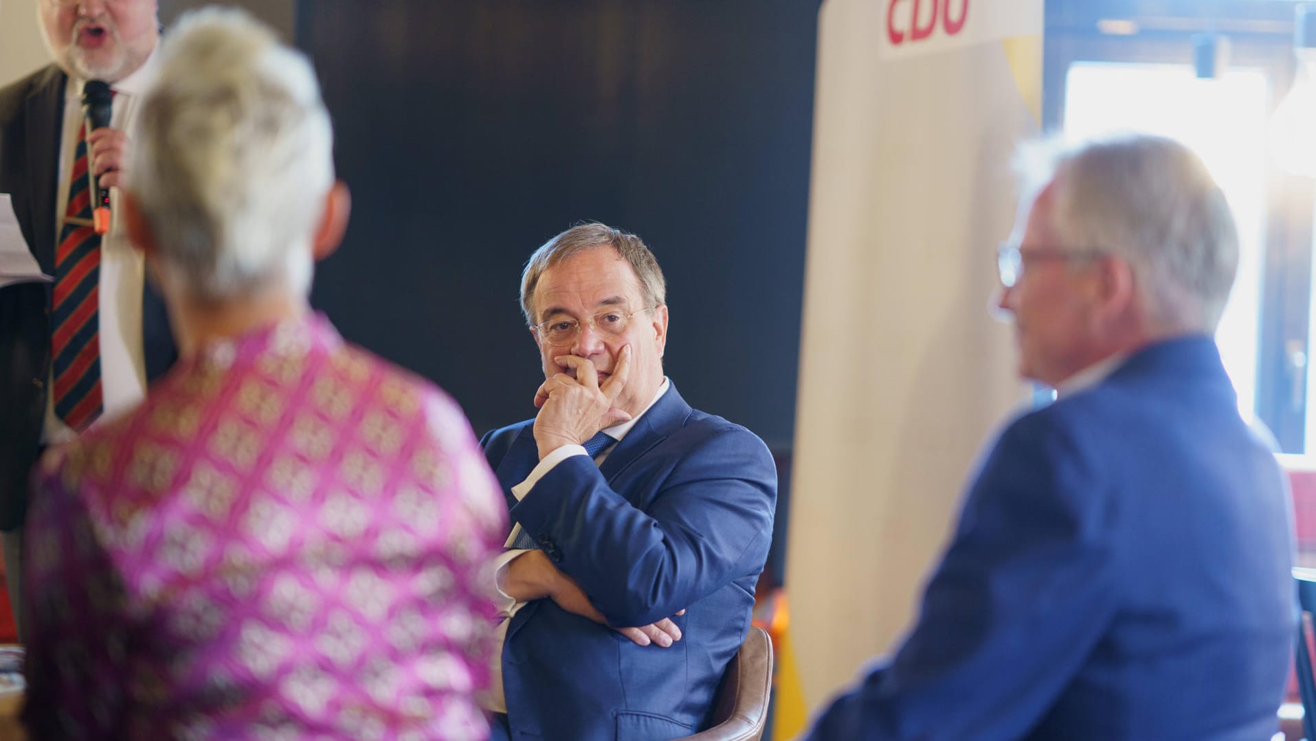 Armin Laschet im Restaurant: Ein Abend im Juli in Laschets Wahlkampf hat Schlagzeilen gemacht. Armin Laschet im Restaurant: Ein Abend im Juli in Laschets Wahlkampf hat Schlagzeilen gemacht.