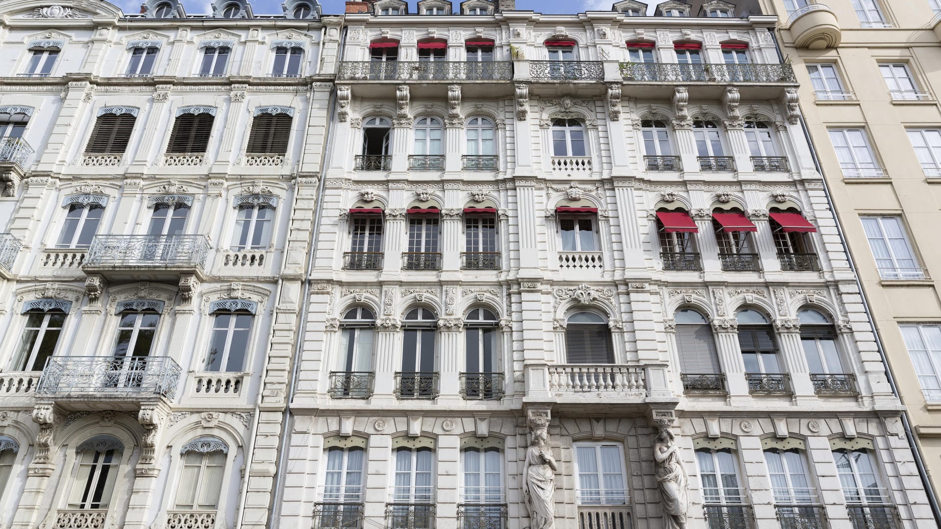 Fassade in Lyon (Symbolbild): Bei einem Hausbrand retteten Brüder einen Mann von der Fassade.