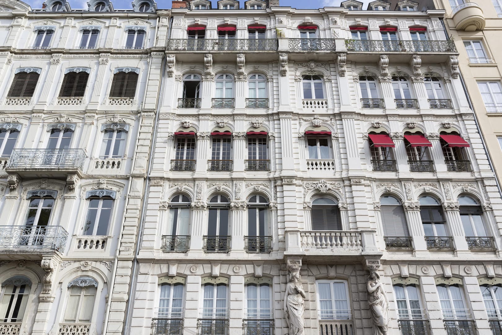 Fassade in Lyon (Symbolbild): Bei einem Hausbrand retteten Brüder einen Mann von der Fassade.