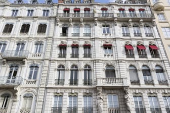 Fassade in Lyon (Symbolbild): Bei einem Hausbrand retteten Brüder einen Mann von der Fassade.