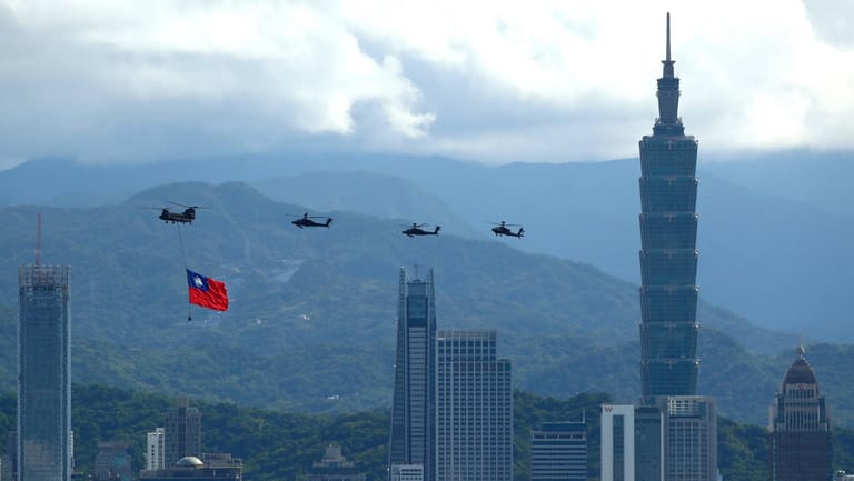 Flagge zeigen: Militärhubschrauber fliegen am Nationalfeiertag Taiwans Anfang Oktober über Taipeh.