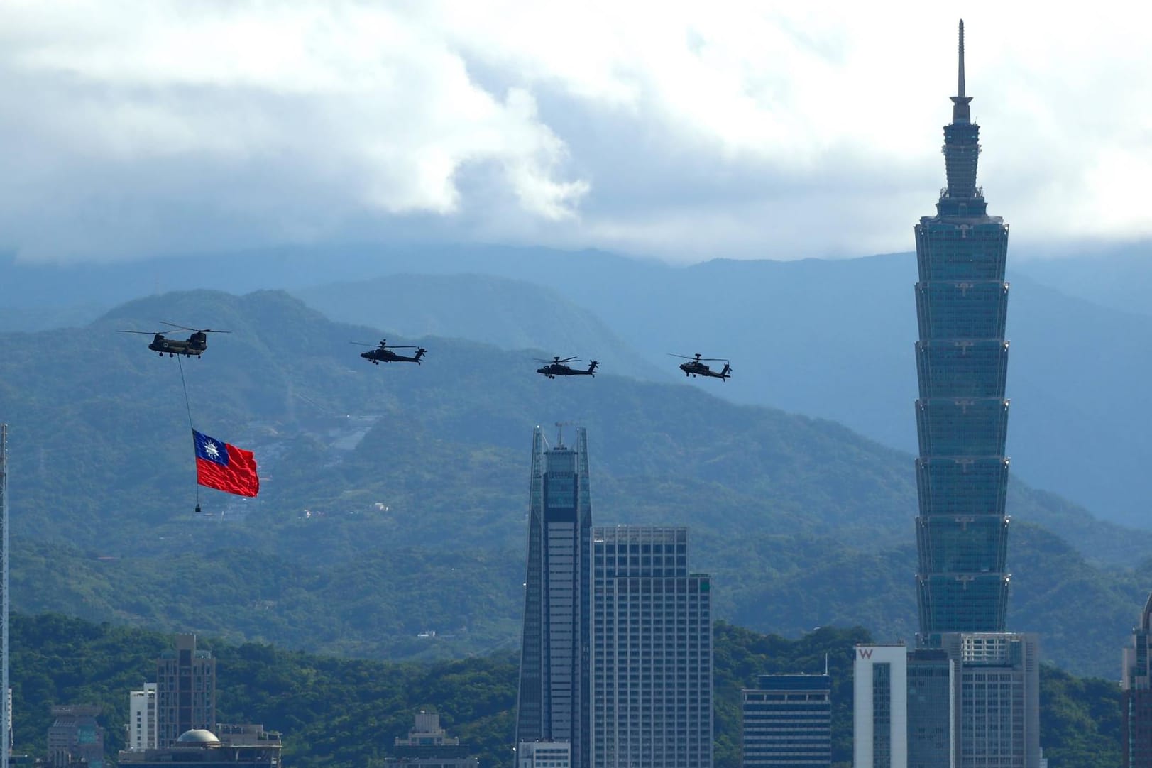 Flagge zeigen: Militärhubschrauber fliegen am Nationalfeiertag Taiwans Anfang Oktober über Taipeh.