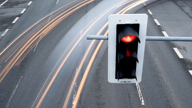 Allein auf weiter Flur und leuchtend rot: Wann geschieht das Überfahren einer roten Ampel eigentlich vorsätzlich?