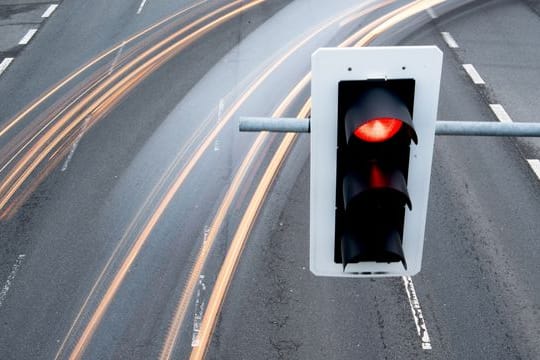 Allein auf weiter Flur und leuchtend rot: Wann geschieht das Überfahren einer roten Ampel eigentlich vorsätzlich?