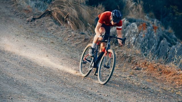 Da fliegen Staub und Schotter: Gravelbikes taugen gut für Pisten abseits des Asphalts.