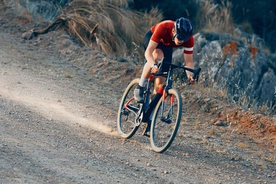 Da fliegen Staub und Schotter: Gravelbikes taugen gut für Pisten abseits des Asphalts.