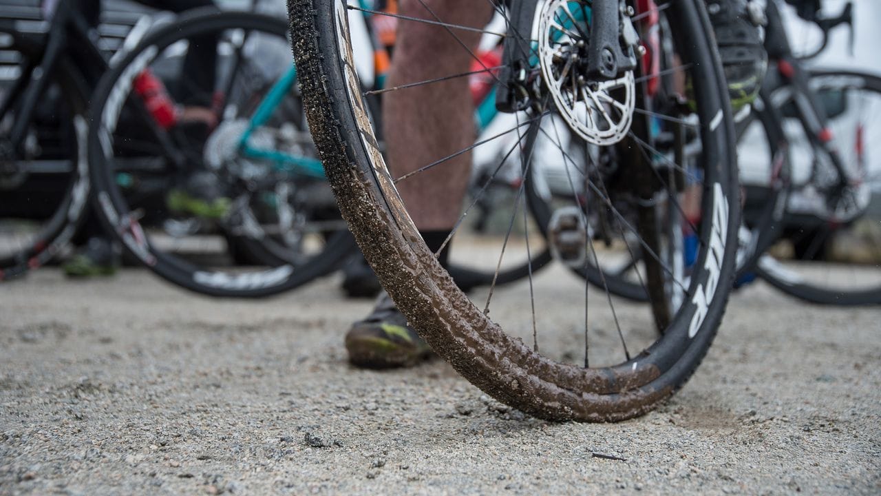 Mehr Profil zeigen: Die Reifen von Gravelbikes sind im Vergleich zu ihren Verwandten am reinen Straßenrennrad rustikaler ausgelegt.