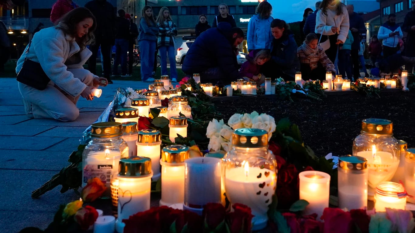 Kerzen an in Gedenken an die Opfer: Nach der Gewalttat mit fünf Toten in der norwegischen Kleinstadt Kongsberg kann die Polizei einen terroristischen Hintergrund nicht ausschließen.