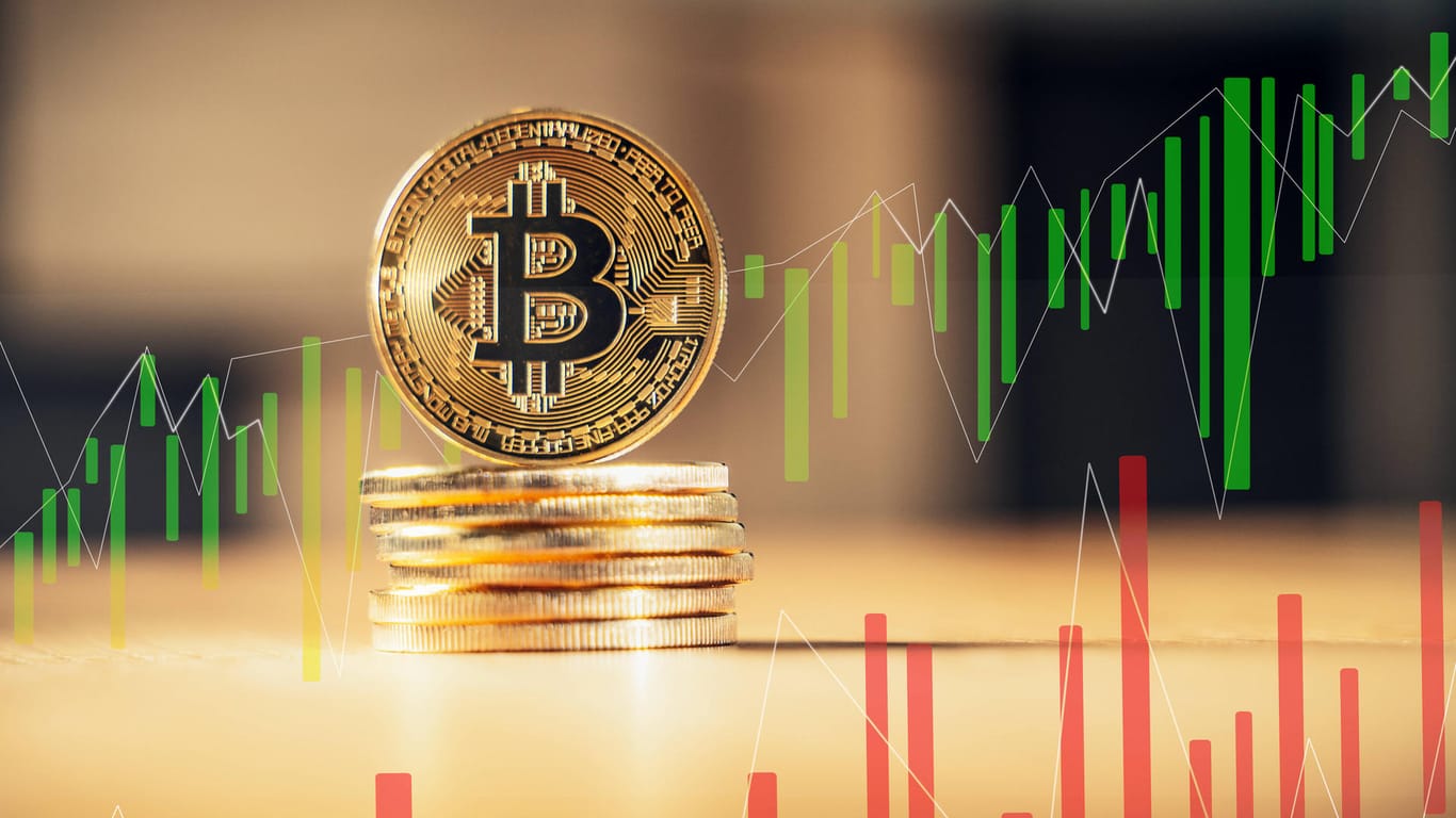Bitcoin-Münzen (Symbolbild): Der Kurs der Kryptowährung schwankt stark, doch aktuell geht der Trend aufwärts.