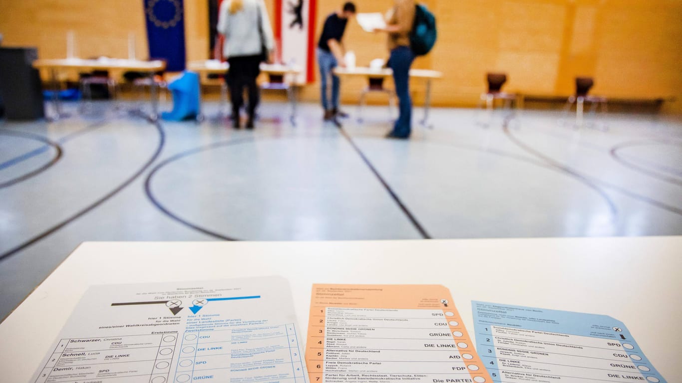 Es hat zahlreiche Unregelmäßigkeiten gegeben: Leere Stimmzettel und Wahlgang in einem Wahllokal in Berlin am 26. September.