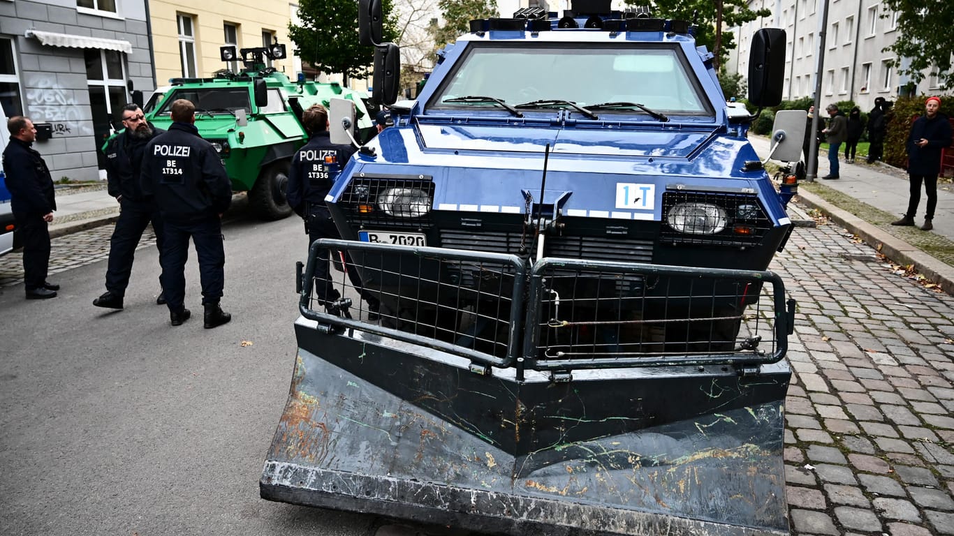 Ein Räumfahrzeug der Polizei steht vor Beginn der Räumung auf der Straße: Die sogenannte Wagenburg "Köpi" gilt seit vielen Jahren als eines der Symbolprojekte der linksradikalen Szene in Berlin.