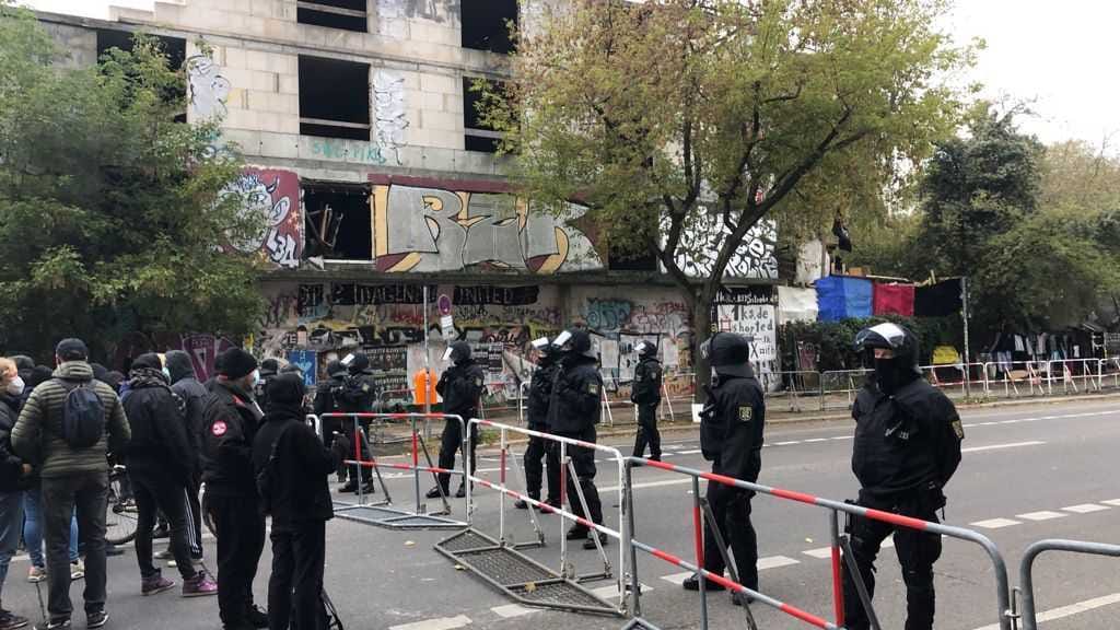 Polizisten sichern die Umgebung ab: Schon am Donnerstag war das Gebiet weiträumig abgesperrt worden.
