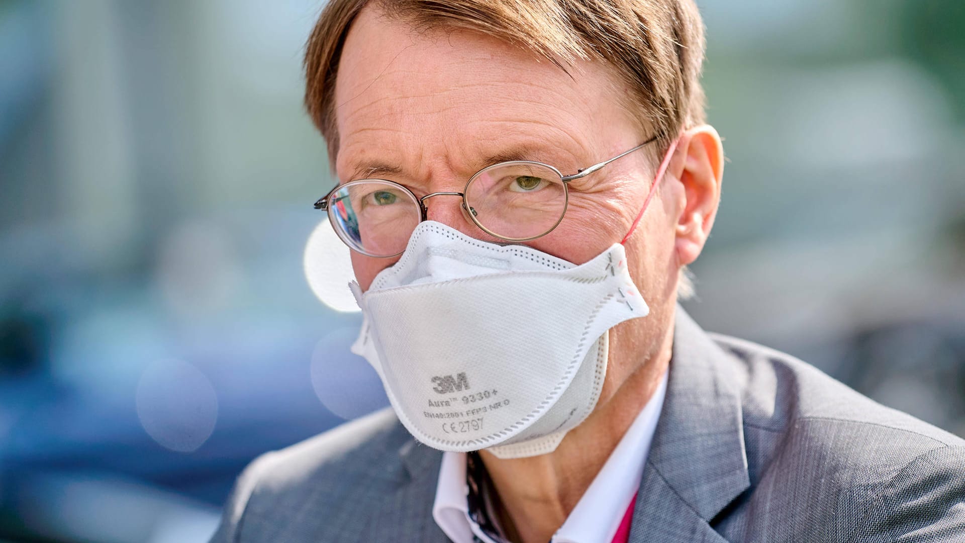SPD-Gesundheitsexperte Karl Lauterbach: Bei Maybrit Illner offenbarte er, dass die höhere Impfquote in Deutschland schon länger bekannt war. SPD-Gesundheitsexperte Karl Lauterbach: Bei Maybrit Illner offenbarte er, dass die höhere Impfquote in Deutschland schon länger bekannt war.