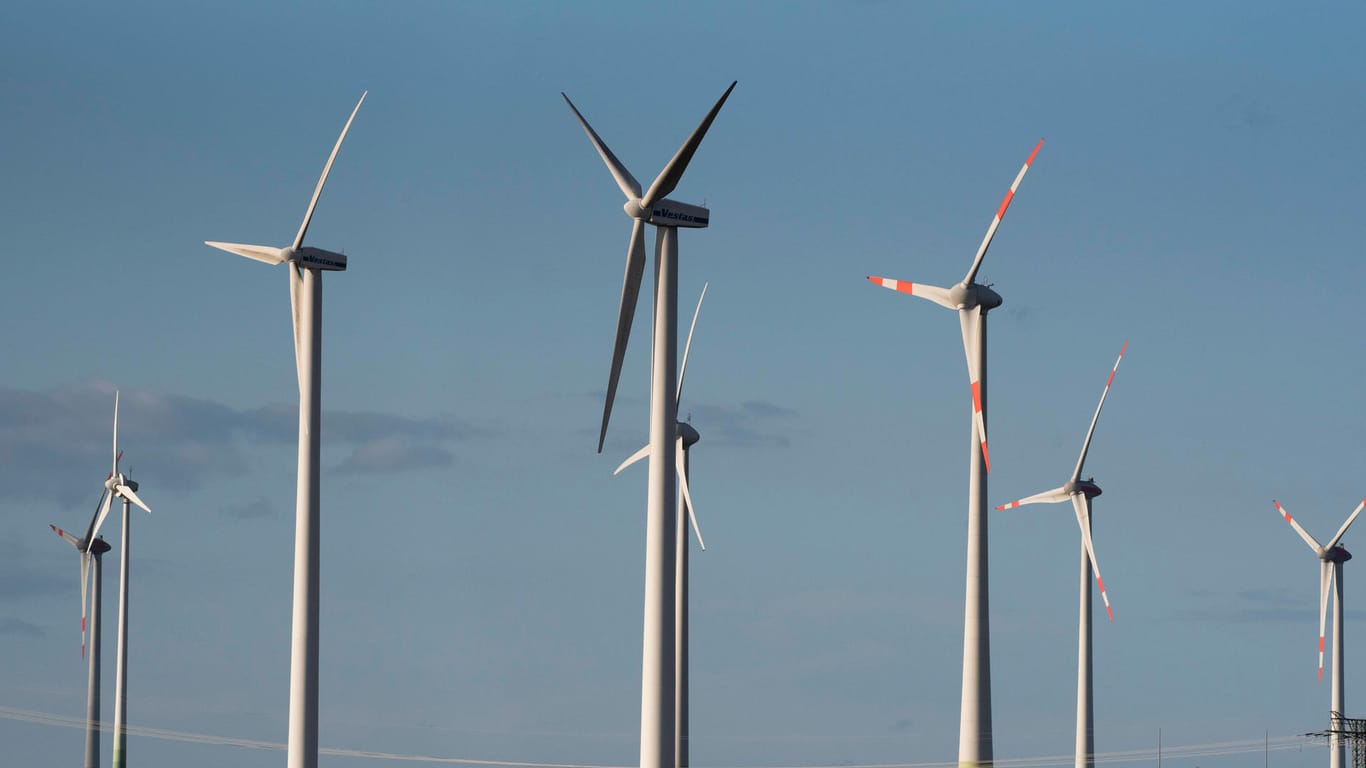 Ein Windpark vor der Kleinstadt Bützow in Mecklenburg-Vorpommern (Symbolbild): Die EEG-Umlage soll den Ausbau der erneuerbaren Energien finanzieren.