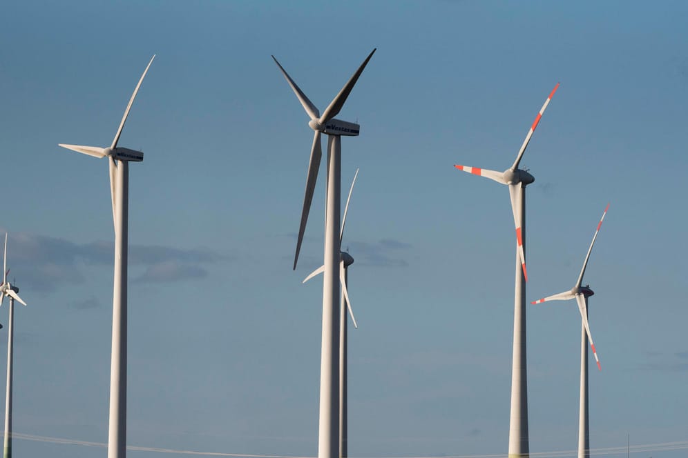 Ein Windpark vor der Kleinstadt Bützow in Mecklenburg-Vorpommern (Symbolbild): Die EEG-Umlage soll den Ausbau der erneuerbaren Energien finanzieren.