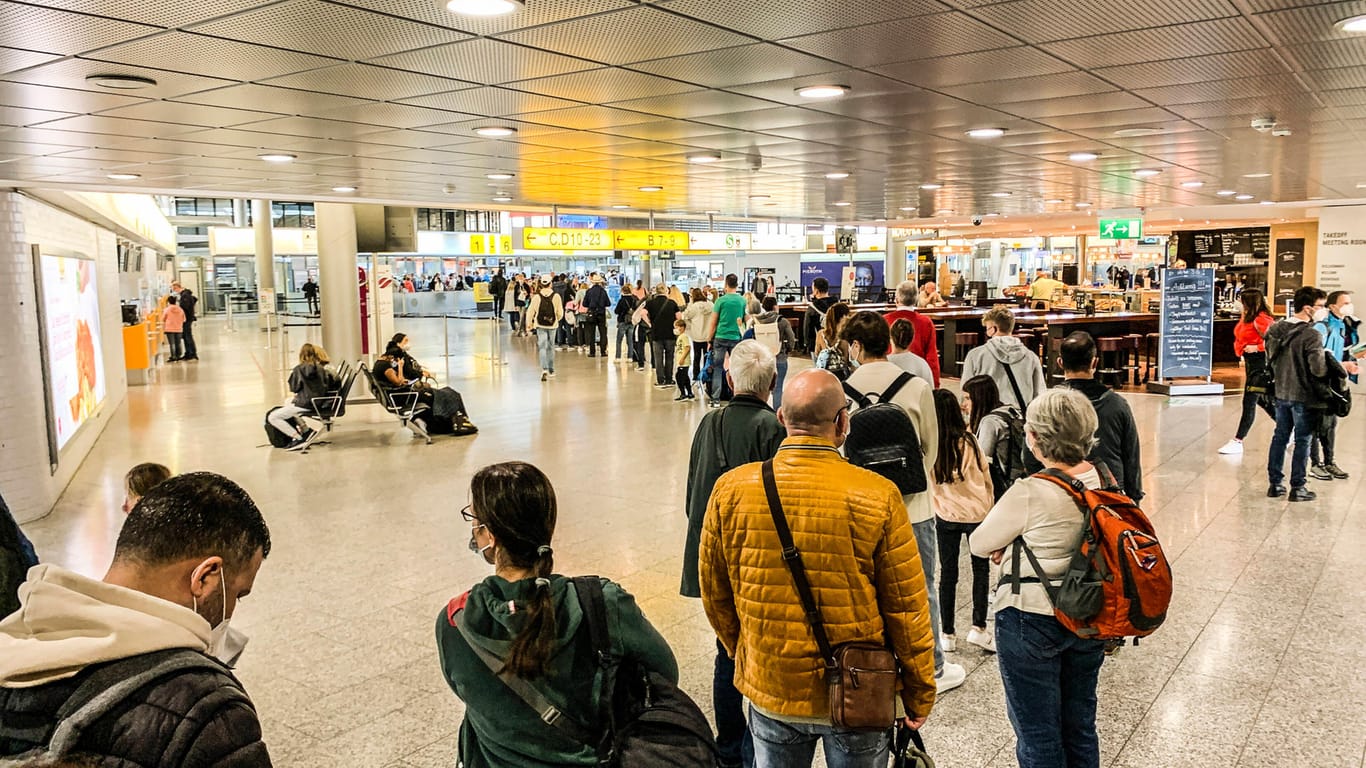 Lange Schlange an der Sicherheitskontrolle des Flughafens Hannover (Archivbild): Zum Ferienbeginn wird ein großer Ansturm erwartet.