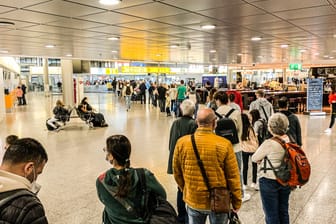 Lange Schlange an der Sicherheitskontrolle des Flughafens Hannover (Archivbild): Zum Ferienbeginn wird ein großer Ansturm erwartet.