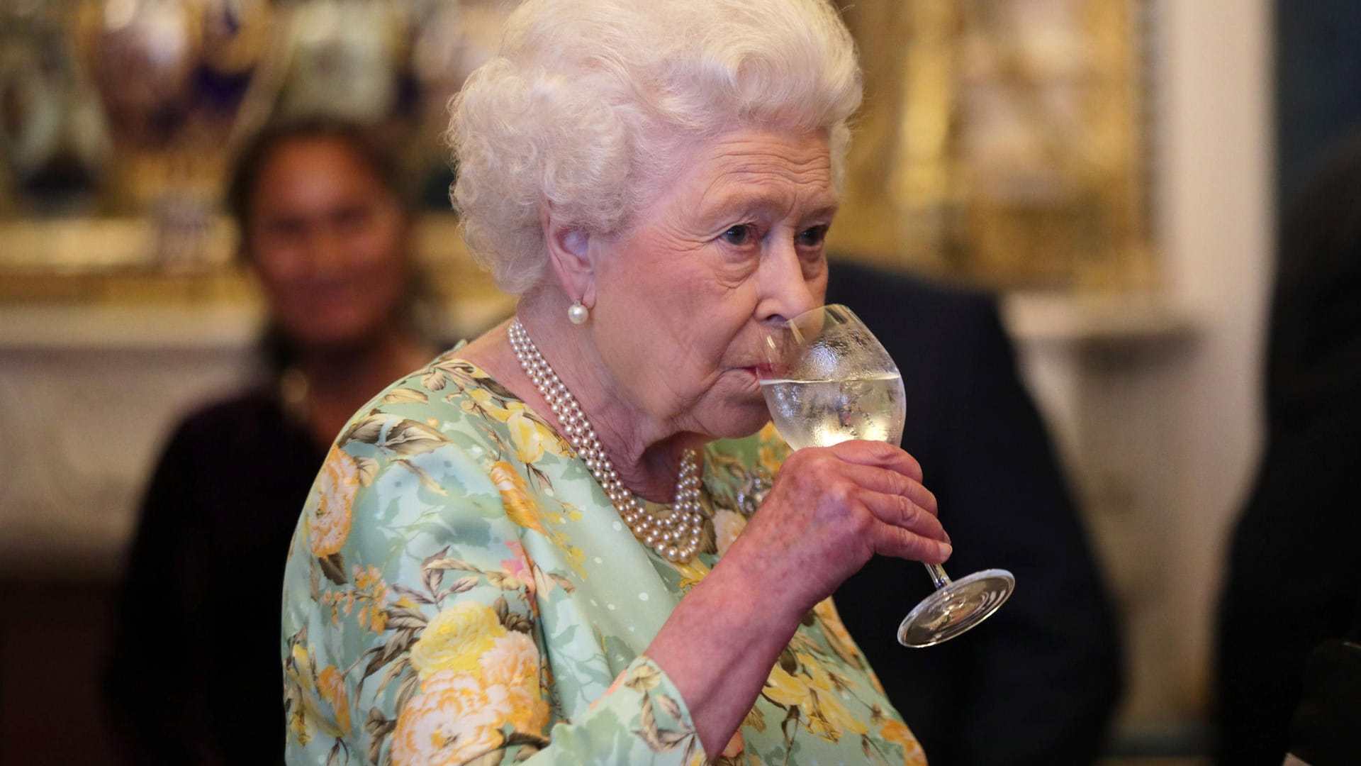 Queen Elizabeth II.: Ihre Ärzte haben ihr vom Konsum eines bestimmten Getränks abgeraten. Queen Elizabeth II.: Ihre Ärzte haben ihr vom Konsum eines bestimmten Getränks abgeraten.