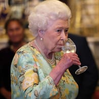 Queen Elizabeth II.: Ihre Ärzte haben ihr vom Konsum eines bestimmten Getränks abgeraten.