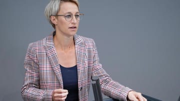 Nadine Schön: Die saarländische CDU-Politikerin wäre fast aus dem Bundestag geflogen, doch weil Peter Altmaier und Annegret Kramp-Karrenbauer auf ihre Mandate verzichteten, rutscht sie nach. Die 38-Jährige gilt als versierte Digitalpolitikerin ihrer Partei und als künftiges Aushängeschild.
