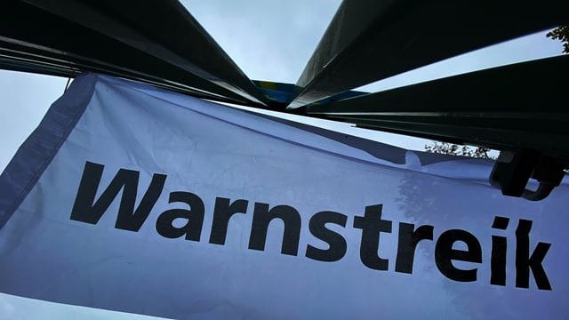 Transparent mit der Aufschrift "Warnstreik"