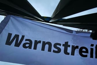 Transparent mit der Aufschrift "Warnstreik"