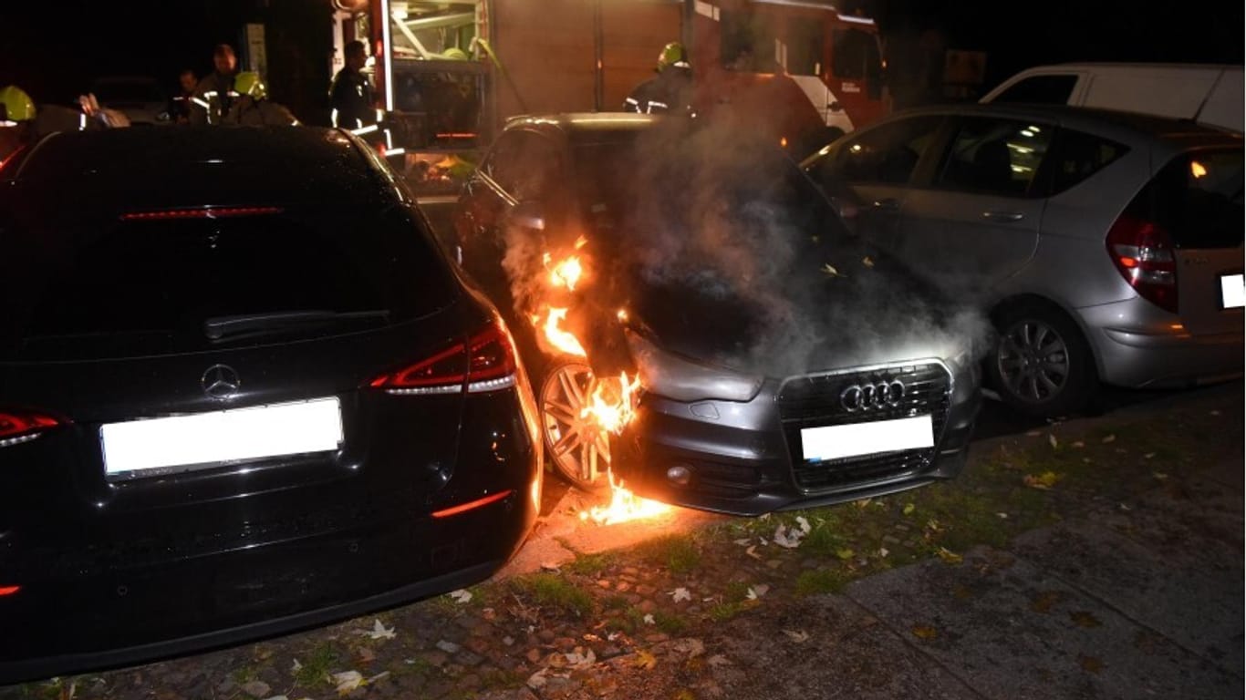 Ein Audi brennt in der Adalbertstraße in Kreuzberg: Vor der geplanten Räumung des "Köpi-Platzes" kam es zu Ausschreitungen.