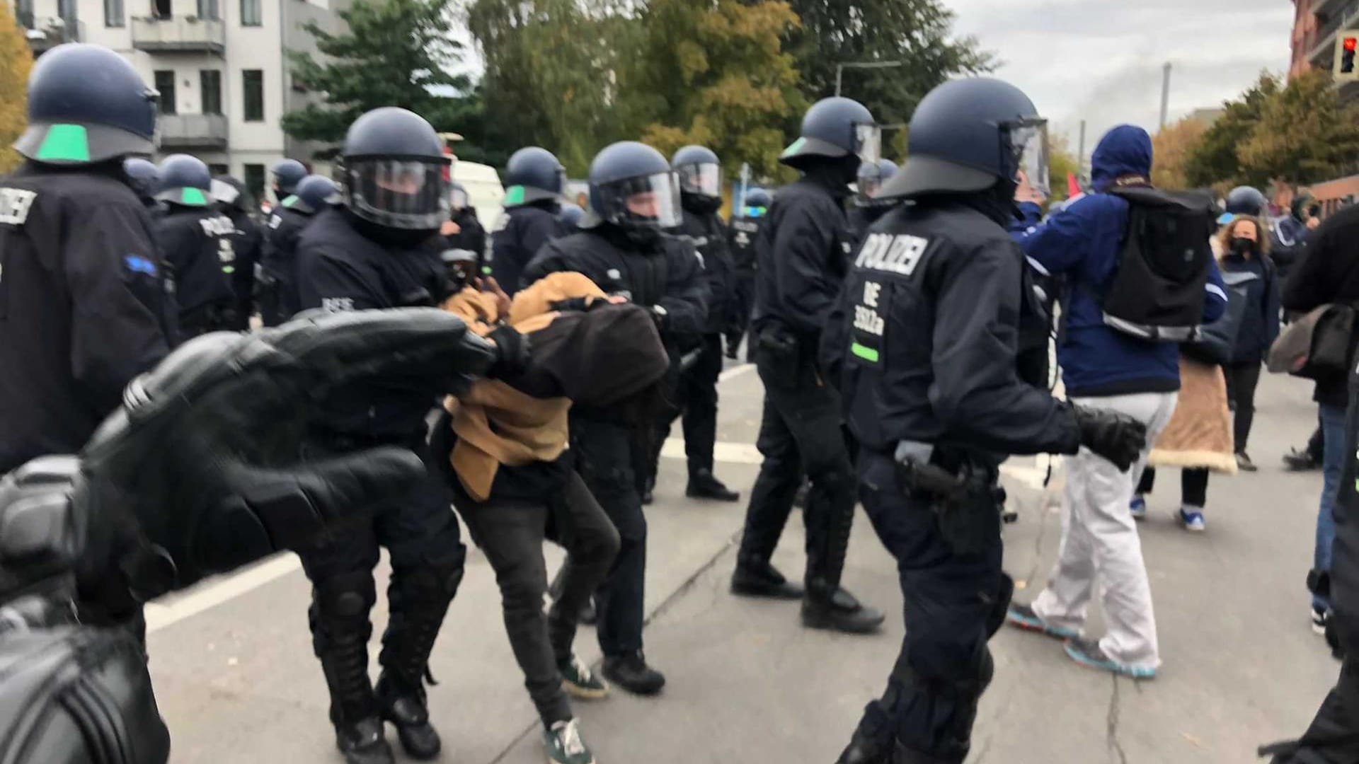 Polizisten führen einen Demonstranten ab: Zahlreiche Menschen demonstrierten gegen die Räumung.