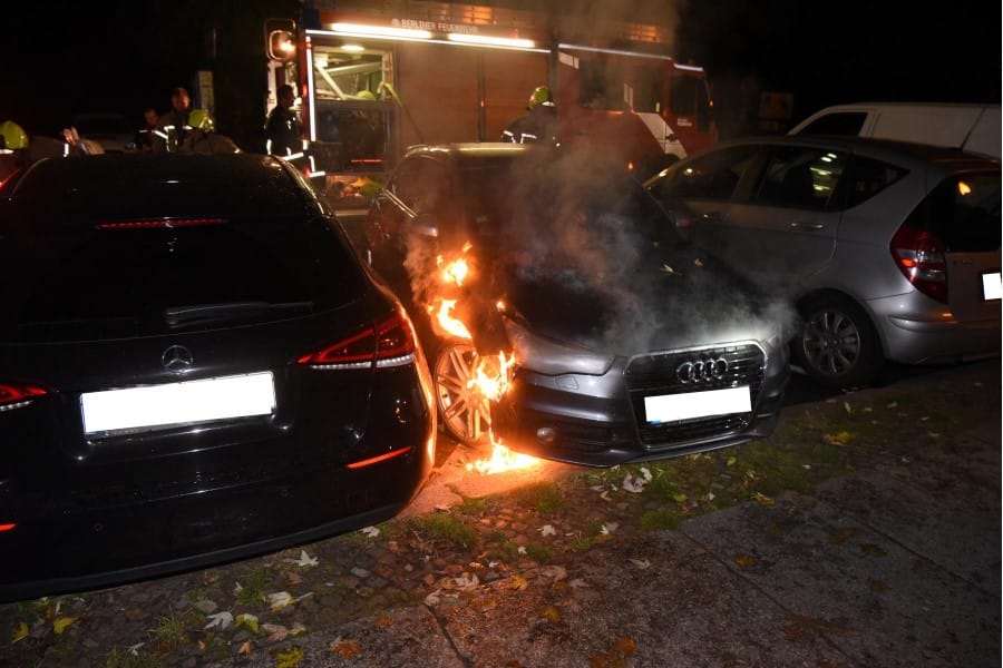Ein Audi brennt in der Adalbertstraße in Kreuzberg: Vor der geplanten Räumung des "Köpi"-Platzes kam es zu Ausschreitungen.