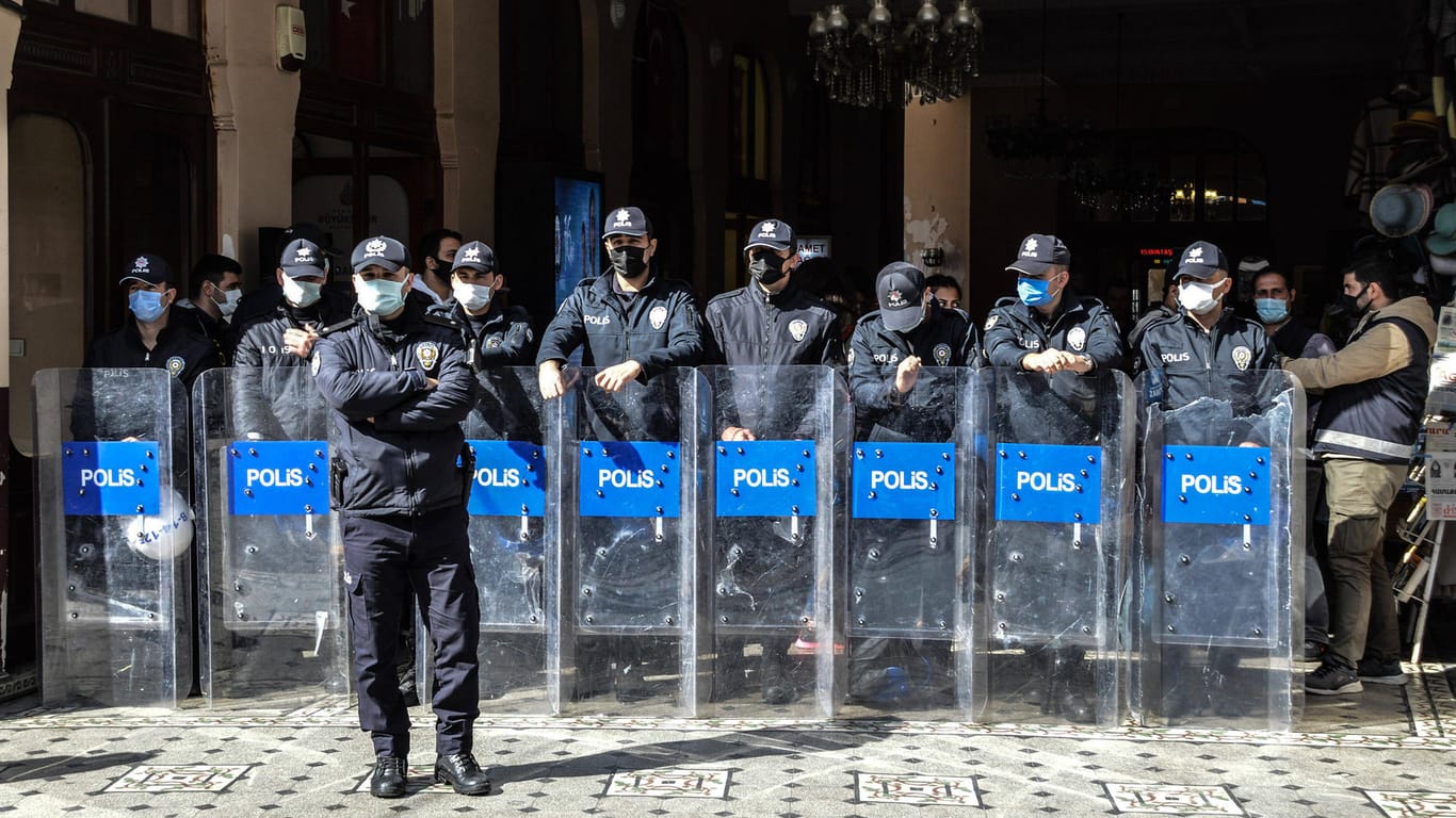 Polizei in Schutzausrüstung: Türkische Behörden gehen gegen des Terrors verdächtigte Organisationen vor. (Symbolbild)