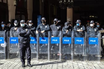 Polizei in Schutzausrüstung: Türkische Behörden gehen gegen des Terrors verdächtigte Organisationen vor. (Symbolbild)