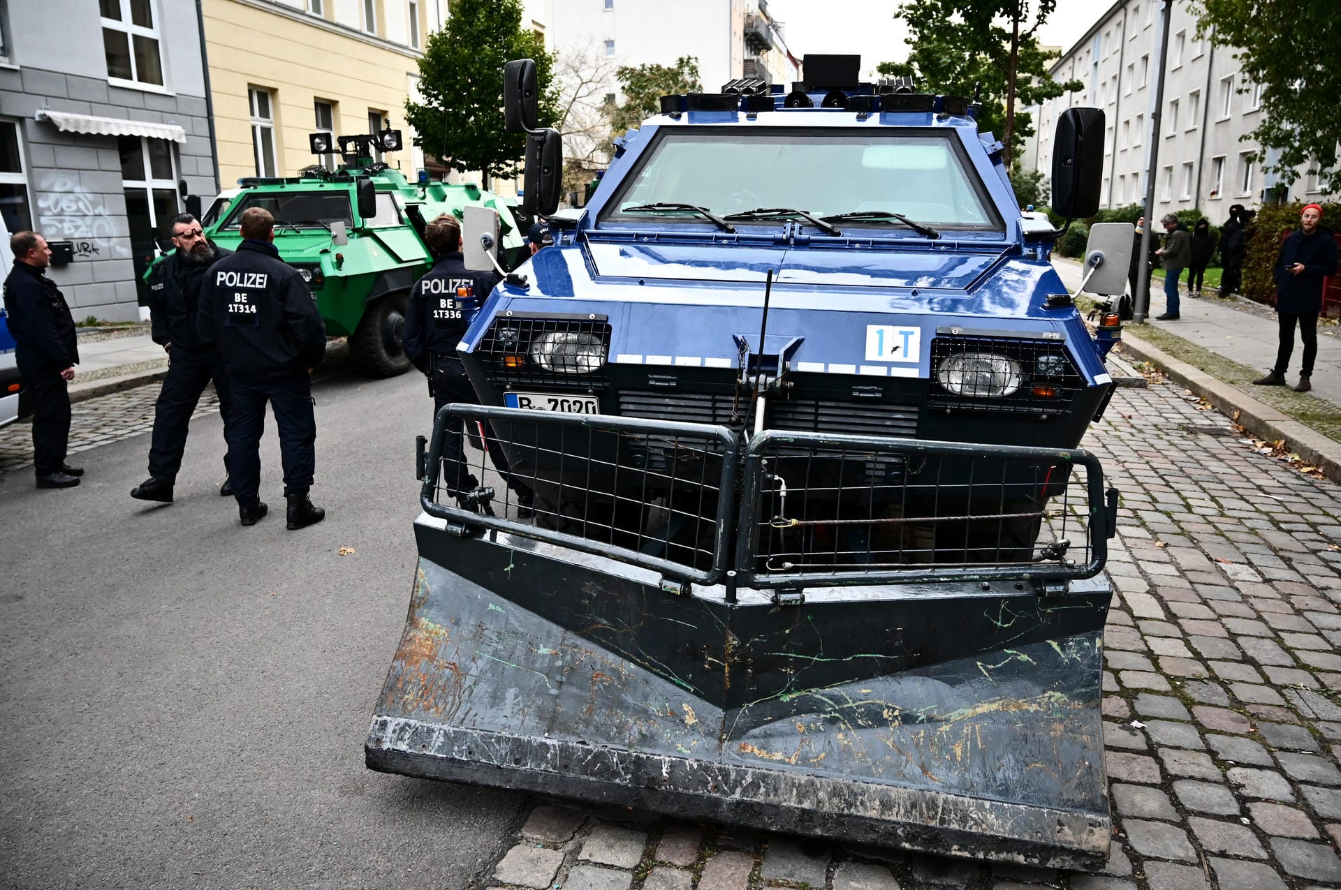Ein Räumfahrzeug der Polizei steht vor Beginn der Räumung auf der Straße. Die sogenannte Wagenburg "Köpi" gilt seit vielen Jahren als eines der Symbolprojekte der linksradikalen Szene in Berlin.
